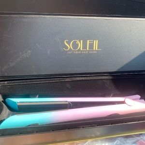 Never been used SOLEIL Flat iron